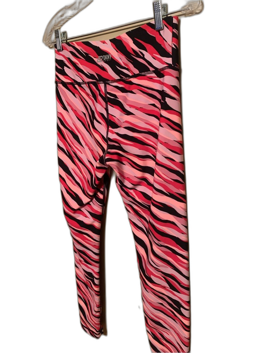 DKNY Pink and Black Wave-Print Leggings high waisted compression leggings